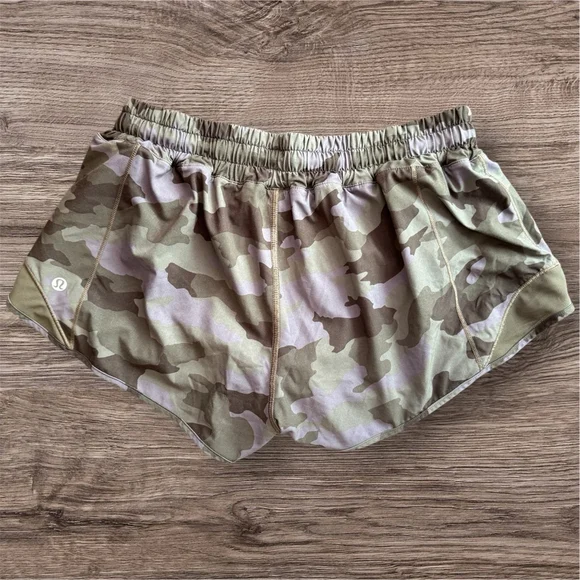 Lululemon Hotty hot 2.5 shorts - Picture 2 of 7